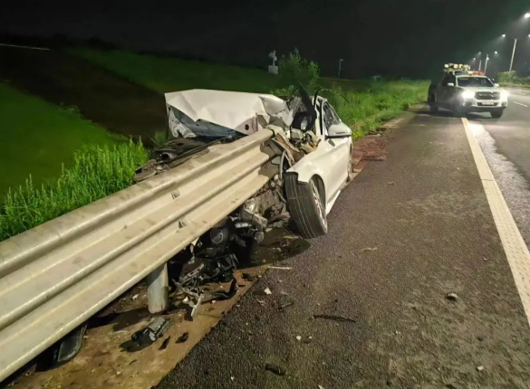 酒駕后別簽字，有用嗎？深夜，車頭“劈”成兩半！人不報警，車報了警......